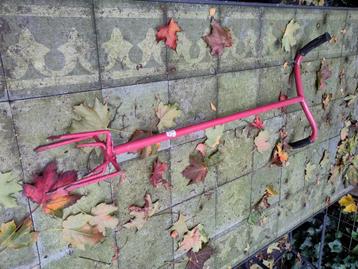 Tuinwoeler rood beschikbaar voor biedingen