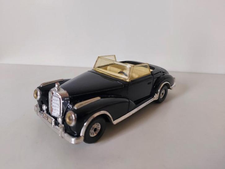 Corgi 806 1659 Mercedes-Benz 300S Cabriolet zwart wit, Hobby en Vrije tijd, Modelauto's | 1:32, Zo goed als nieuw, Auto, Corgi