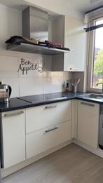 Keuken met werkende inbouwkookplaat, magnetron en oven., Ophalen of Verzenden, Gebruikt, Wit