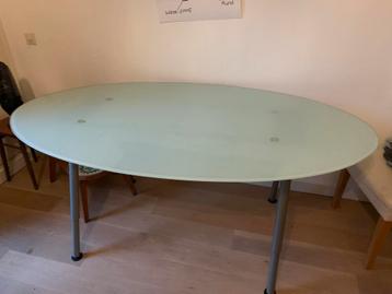 Leuke ovale bureau van IKEA  beschikbaar voor biedingen