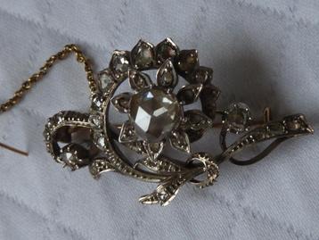 Antieke broche met centrale diamant van ca 1 kt, goud/zilver beschikbaar voor biedingen