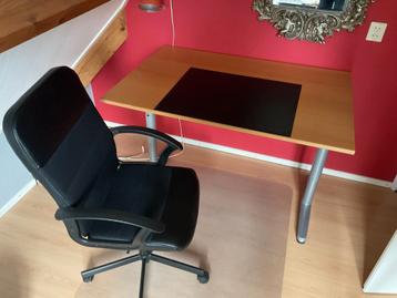 Bureau (80×120 cm) met bureaumat en bureaustoel beschikbaar voor biedingen