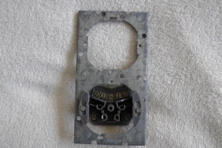 Metalen frame met inbouw telefoon wandcontactdoos, Telecommunicatie, Vaste telefoons | Niet Draadloos, Zo goed als nieuw, Ophalen of Verzenden