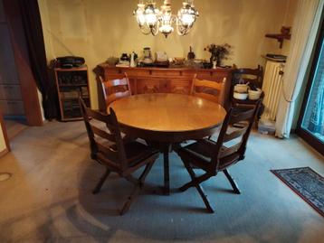 Eettafel met 6 stoelen beschikbaar voor biedingen