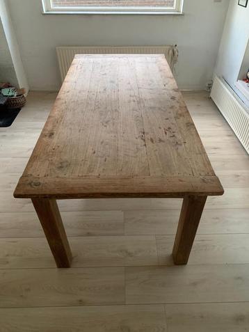 Robuuste houten eettafel beschikbaar voor biedingen