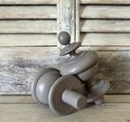 Set van 2 vintage Franse siertorentjes hout draaiwerk taupe