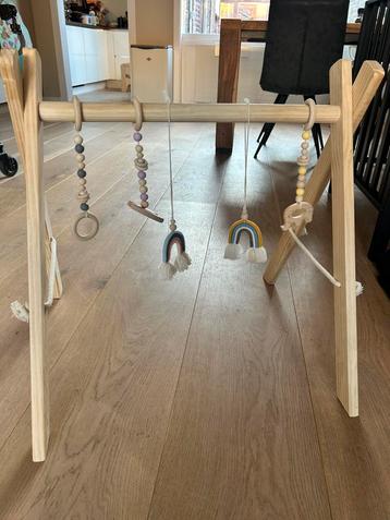 Babygym met 5 speeltjes te koop beschikbaar voor biedingen