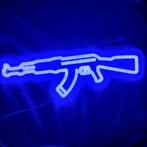 Neon LED verlichting 'AK47' blauw op plexiglas, Ophalen of Verzenden, Nieuw