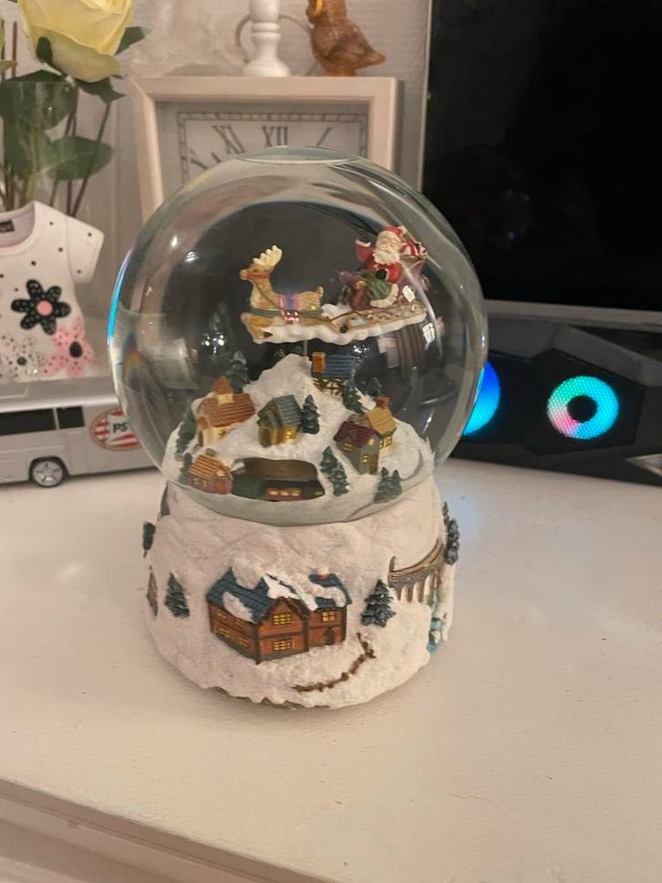 Kerst Sneeuwbol met Kerstman en Rendier, Huis en Inrichting, Woonaccessoires | Overige, Zo goed als nieuw, Ophalen of Verzenden