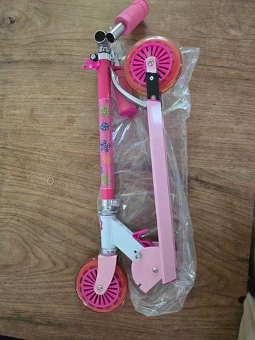 Roze kinderstep met bloemen beschikbaar voor biedingen