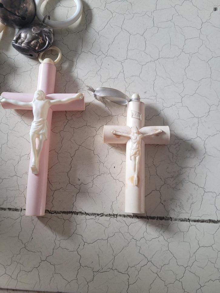 Zeer oud celluloid wiegen kruisje klein model rechts op foto, Antiek en Kunst, Curiosa en Brocante, Ophalen of Verzenden