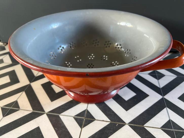 Vintage Geëmailleerde Vergiet Oranje Accenten Keukenbenodigd, Antiek en Kunst, Antiek | Keukenbenodigdheden, Ophalen of Verzenden