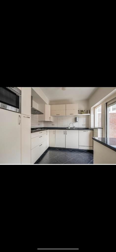 Keuken met oven en koelkast, Huis en Inrichting, Keuken | Complete keukens, Gebruikt, Hoekkeuken, Wit, Kunststof, Ophalen of Verzenden