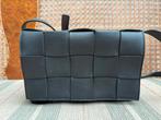 Nieuwstaat Bottega Veneta Cassette Bag Black Tas Schoudertas, Sieraden, Tassen en Uiterlijk, Tassen | Schoudertassen, Ophalen of Verzenden