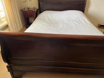 bed donker hout 1.40 m. x 2.00 m. en nachtkastje beschikbaar voor biedingen
