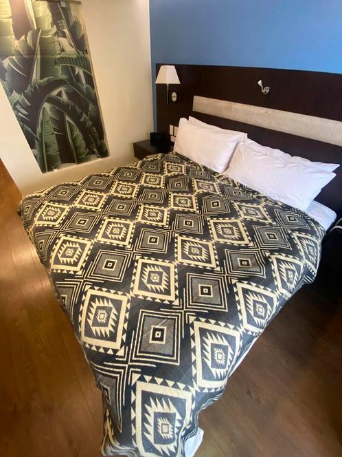 Groot nieuw Alpaca kleed (crème-zwart-grijs)., Huis en Inrichting, Woonaccessoires | Plaids en Woondekens, Nieuw, Ophalen of Verzenden