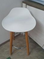 Barkruk wit met eikenpoten, Huis en Inrichting, Barkrukken, 1 kruk, Ophalen of Verzenden, Zo goed als nieuw, 60 tot 90 cm