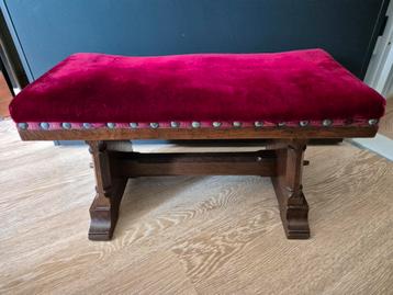Antiek voetenbankje hout met bordeaux rood velours beschikbaar voor biedingen