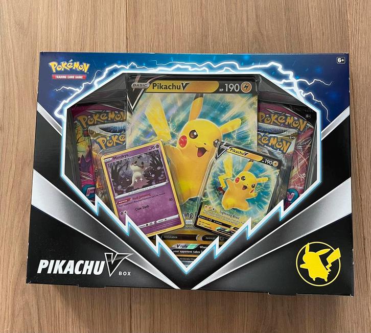 Pikachu V Box, Pokemon, Verzameling, Sparen, Kinderen, Hobby en Vrije tijd, Verzamelkaartspellen | Pokémon, Zo goed als nieuw