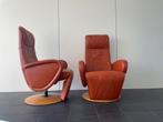 Twee nette oranje / terracotta leren relax stoelen, Huis en Inrichting, Fauteuils, Ophalen, Minder dan 75 cm, Zo goed als nieuw