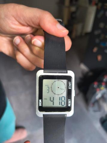 Vintage Digitaal Horloge Vierkant Design beschikbaar voor biedingen