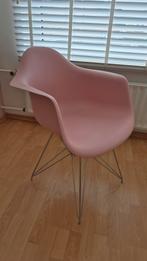 Vitra Eames roze stoel met armleuningen, Huis en Inrichting, Overige kleuren, Design, Ophalen of Verzenden, Zo goed als nieuw
