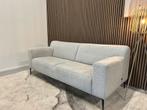 Enzo Luca / Piet Klerkx - 2,5 zits Bank  Grijs - Nette Staat, Huis en Inrichting, Ophalen of Verzenden, Zo goed als nieuw, 75 tot 100 cm