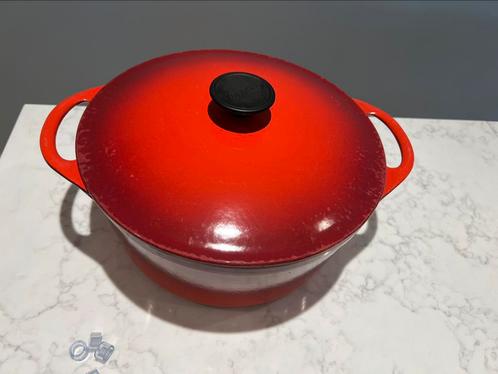 Cousances (Le Creuset) 26 cm kersenrood in goede staat, Huis en Inrichting, Keuken | Potten en Pannen, Zo goed als nieuw, Koekenpan of Braadpan