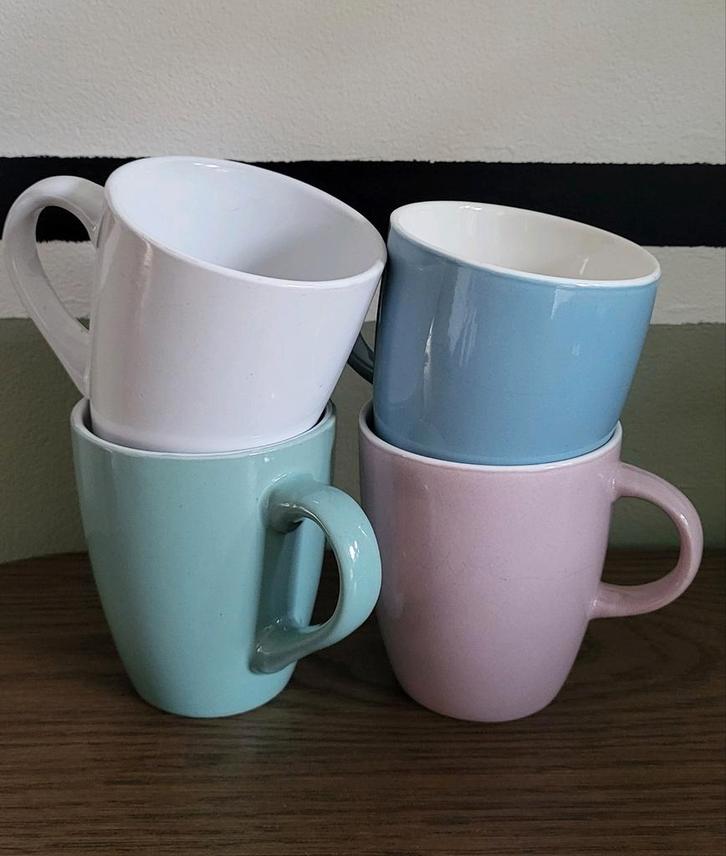 4 Action koffiekopjes - in goede conditie, Huis en Inrichting, Keuken | Servies, Gebruikt, Kop(pen) en/of Schotel(s), Effen, Aardewerk
