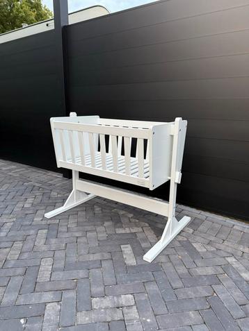 Houten Wieg in Zeer Goede Staat beschikbaar voor biedingen