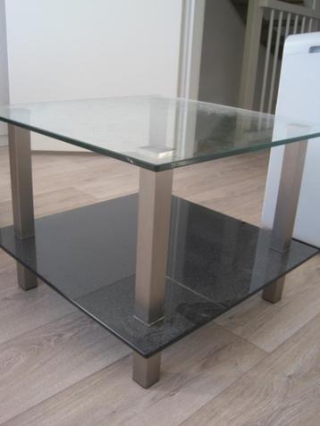 bijzettafel. Bovenblad glas. Onderste zwart glas. 60/60 cm.  beschikbaar voor biedingen