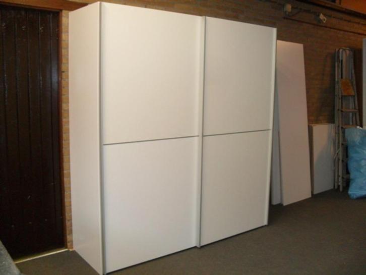 Witte kledingkast met twee zweefdeuren, Huis en Inrichting, Kasten | Kledingkasten, Ophalen