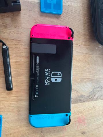 Nintendo Switch met accessoires en 2 spellen beschikbaar voor biedingen