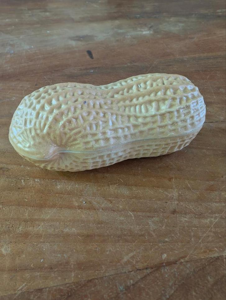 Decoratief pinda doosje van keramiek met 2 nootjes erin., Antiek en Kunst, Curiosa en Brocante, Ophalen of Verzenden