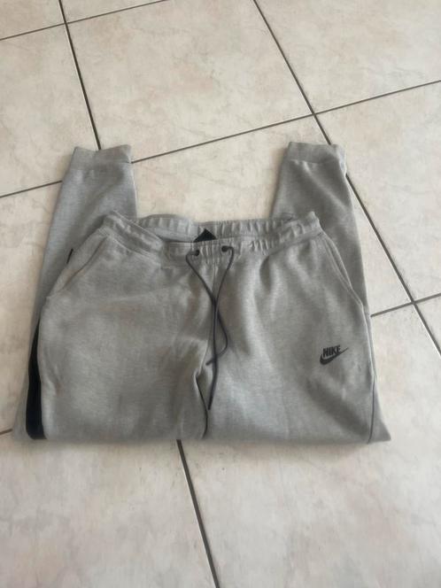 Nike heren joggingbroek maat L, Kleding | Heren, Sportkleding, Zo goed als nieuw, Overige typen, Maat 52/54 (L), Grijs, Verzenden
