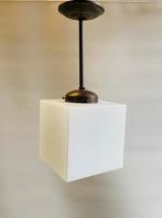 Art Deco lamp met vierkante opline glaxen bol