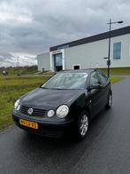 Volkswagen Polo 1.4 55KW AUT 2003 Zwart, Auto's, Stof, Zwart, Origineel Nederlands, 500 kg