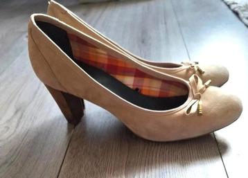 Tommy Hilfiger suède pumps beige – maat 42 beschikbaar voor biedingen