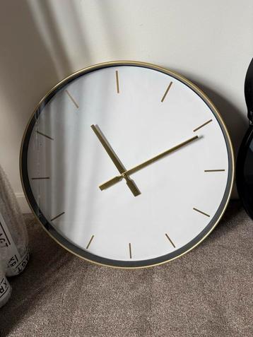Moderne Wandklok met Gouden Rand beschikbaar voor biedingen