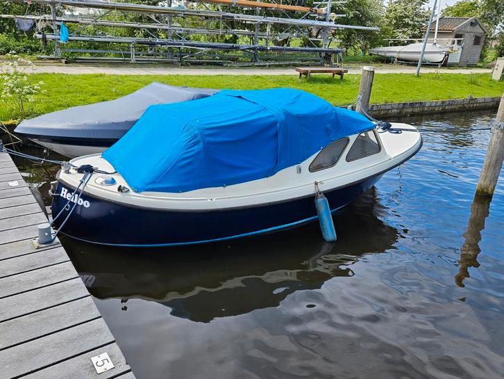 Mooie Zweedse polyester sloep met 10 pk binnenboord motor., Watersport en Boten, Sloepen, Gebruikt, 10 tot 30 pk, 6 meter of meer