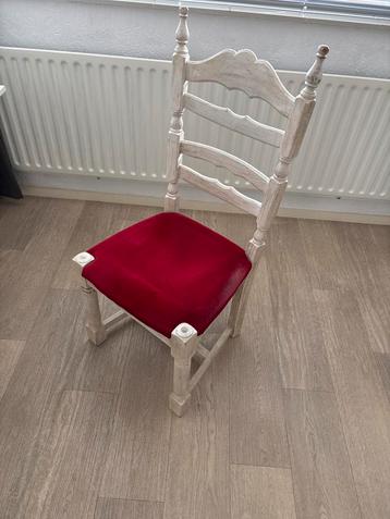 Antieke stoel met rode zitting