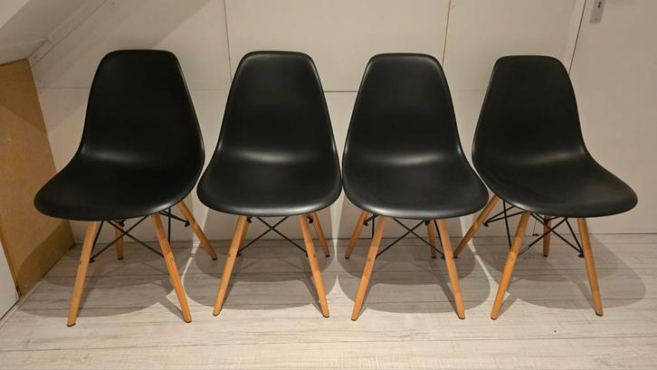 4 Zwarte Virta Eames Look-a-Like Kuip Stoelen, Huis en Inrichting, Stoelen, Gebruikt, Vier, Hout, Kunststof, Zwart, Ophalen