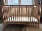 Houten ledikant met matras., Kinderen en Baby's, Babywiegjes en Ledikanten, Ophalen, Zo goed als nieuw, Ledikant