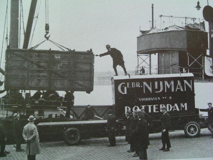 90 jaar achter het stuur. Geschiedenis van het wegtransport., Boeken, Geschiedenis | Vaderland, Gelezen, 20e eeuw of later, Ophalen of Verzenden