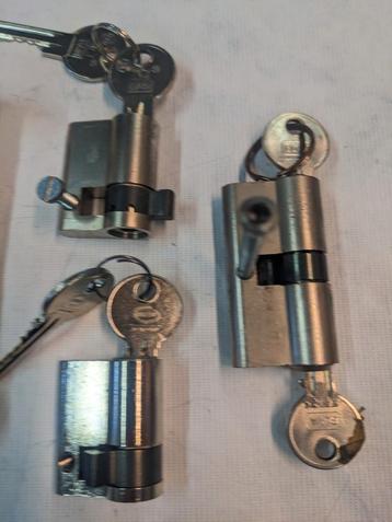 Nieuw of bijna nieuwe cilinder sloten met veel sleutels beschikbaar voor biedingen