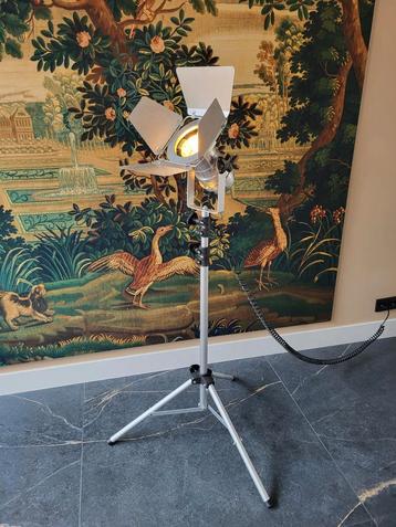 Vintage Theaterlamp met Statief beschikbaar voor biedingen