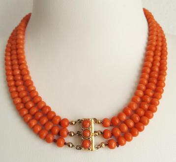 Ketting 3 rijen koraal met een 14 karaat gouden slot beschikbaar voor biedingen
