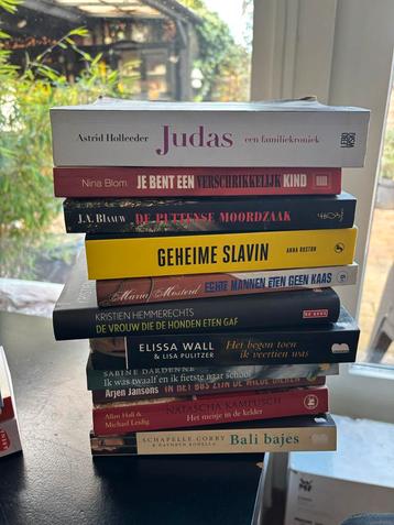 Diverse waargebeurde boeken beschikbaar voor biedingen