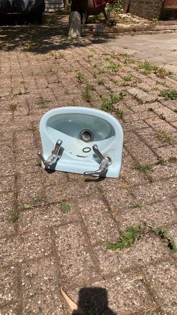 Retro wasbak met warm en koud kranen. beschikbaar voor biedingen