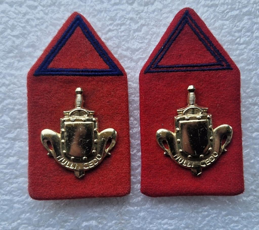 Kraag embleem Nulli Cedo, Ophalen of Verzenden, Landmacht, Nederland, Embleem of Badge